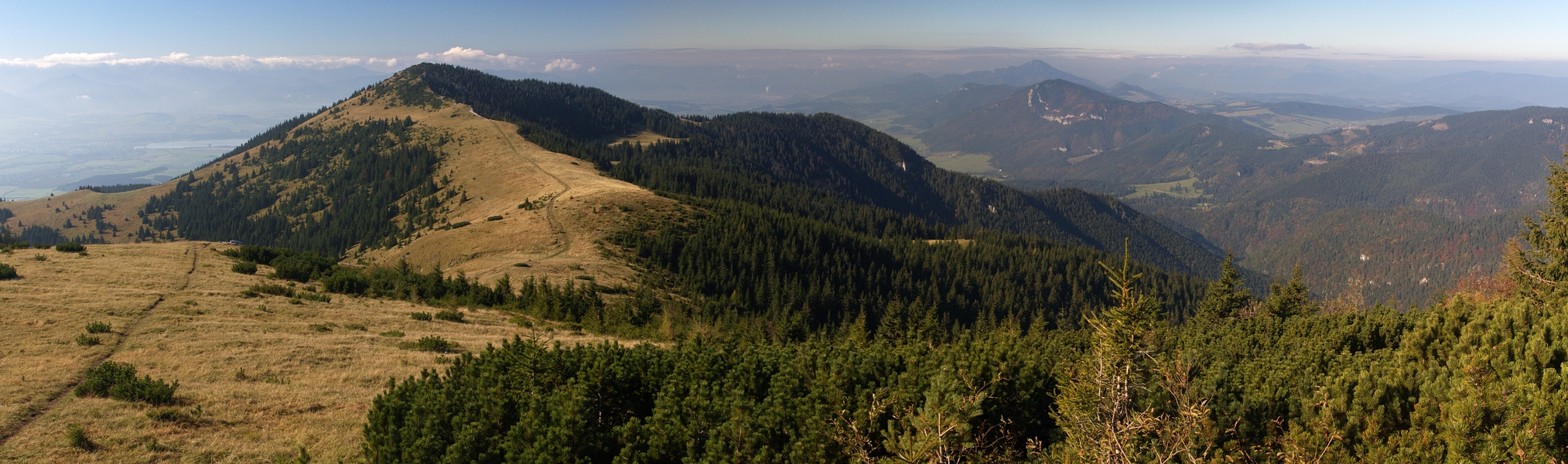 IMG_4028_babky a velky choc.jpg - Babky a Chočské vrchy s Velkým Chočem. Na obzoru z oparu vystupují Nízké Tatry, Velká a Malá Fatra